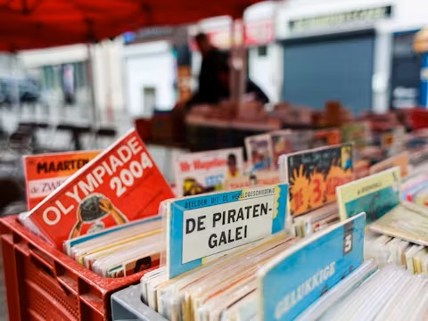 Bak met strips in een kraam op het Strip-en boekenplein.