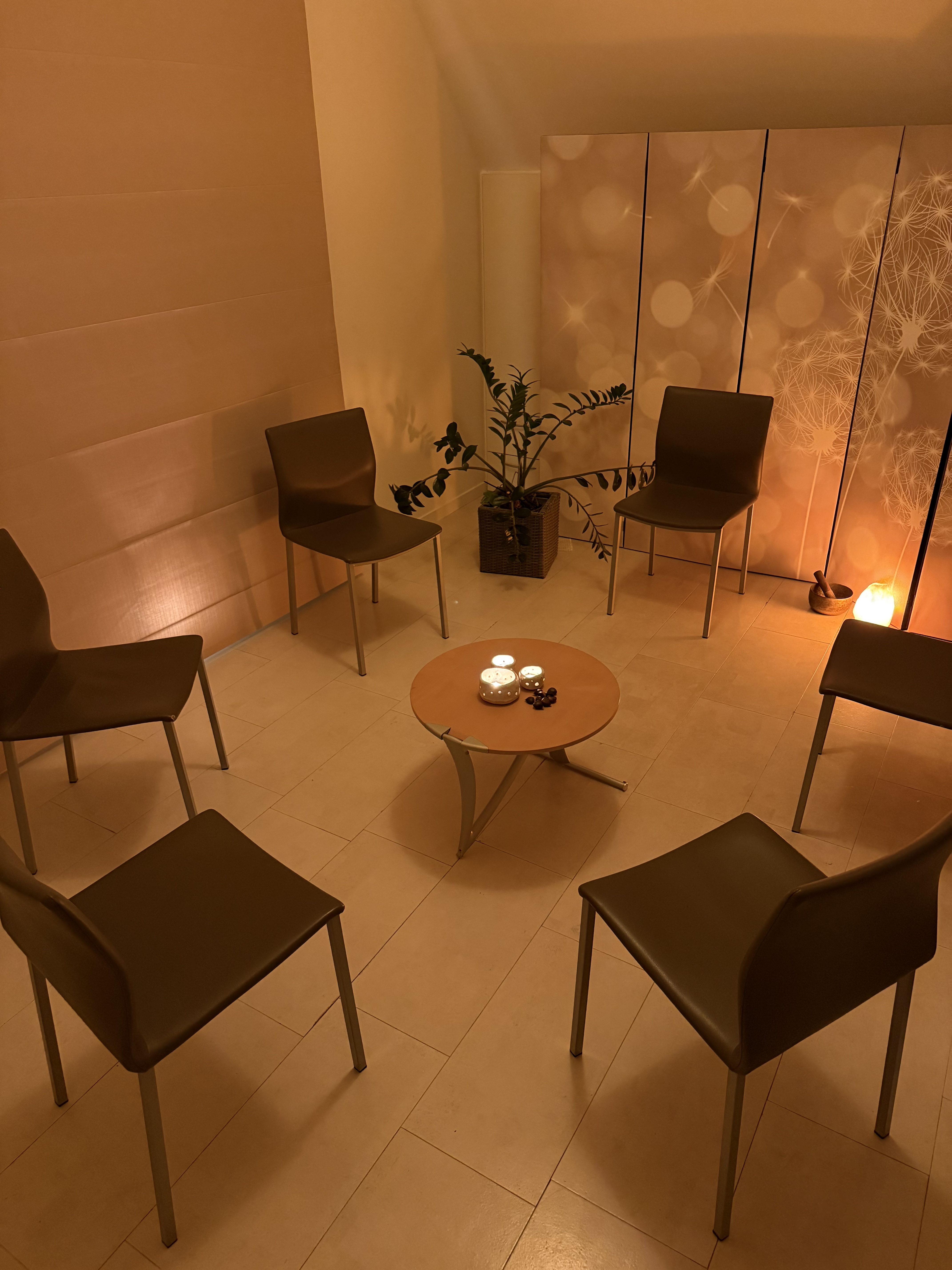 Welkom in mijn praktijk om te leren mediteren samen met een klein groepje. We zitten gewoon op een stoel en maken kennis met verschillende meditatievormen. We oefenen samen onder begeleiding en wisselen ervaringen uit.