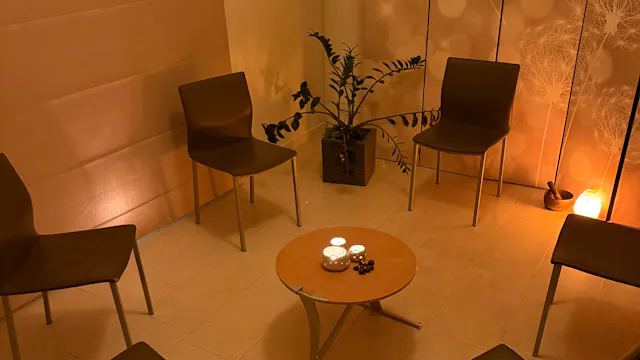 Welkom in mijn praktijk om te leren mediteren samen met een klein groepje. We zitten gewoon op een stoel en maken kennis met verschillende meditatievormen. We oefenen samen onder begeleiding en wisselen ervaringen uit.