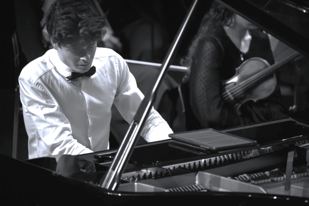 Klaviervirtuoos Alexander Declercq in actie met het Speranza Symphonic Orchestra olv dirigent Piet Lamiroy. Tijdens hetzelfde concert hoort u Alexander Declercq ook als klarinetvirtuoos. Absolute aanrader !!