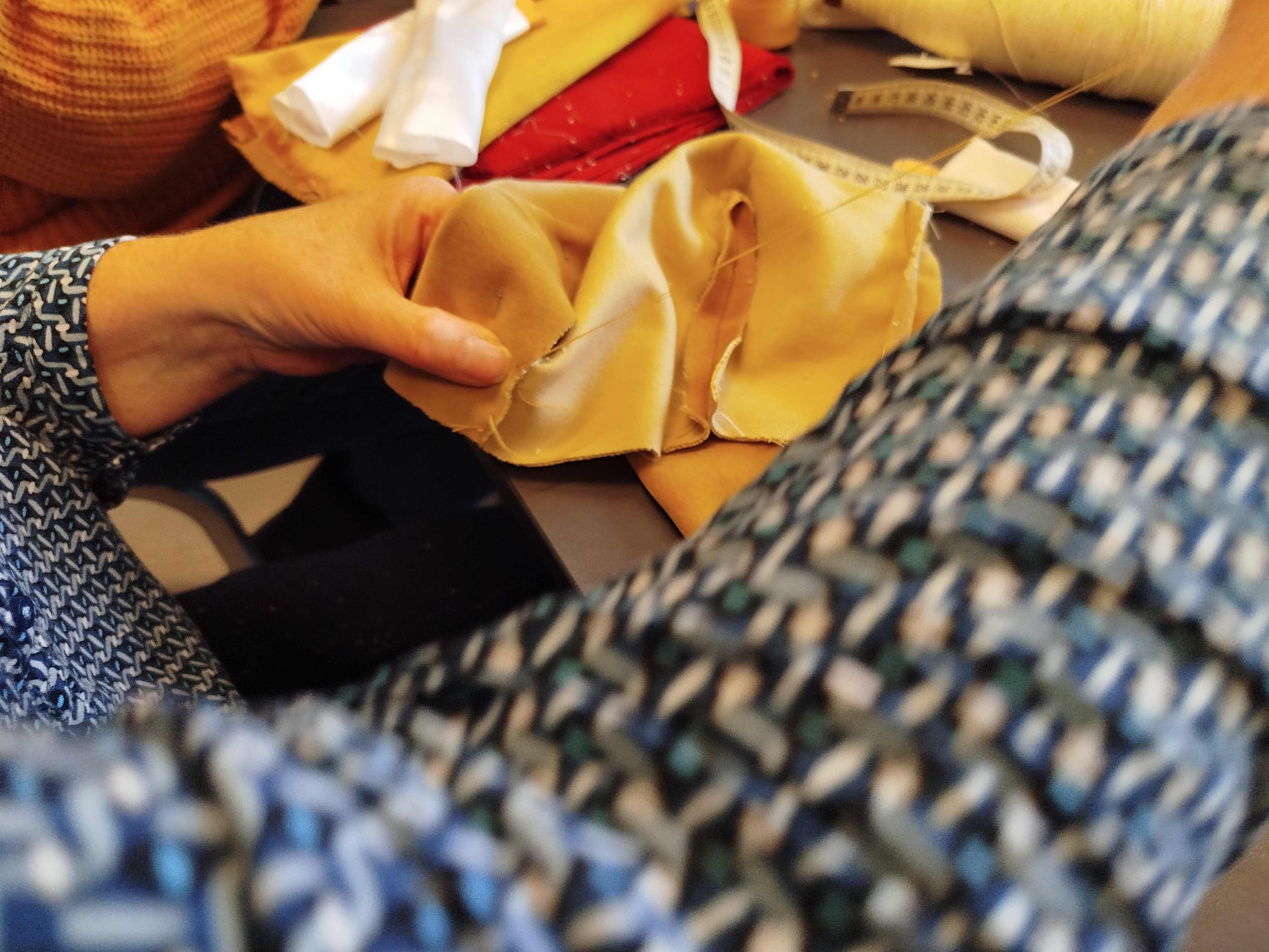 Tijdens onze gezellige naainamiddagen kun je in een ontspannen sfeer aan de slag met je eigen projecten. Of je nu al wat ervaring hebt of nog nooit een draad in een naald hebt gestoken: iedereen is welkom.