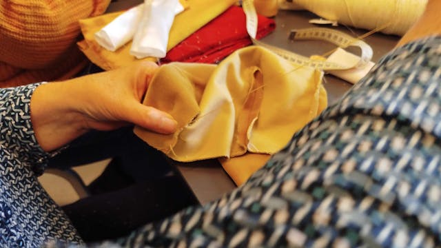 Tijdens onze gezellige naainamiddagen kun je in een ontspannen sfeer aan de slag met je eigen projecten. Of je nu al wat ervaring hebt of nog nooit een draad in een naald hebt gestoken: iedereen is welkom.