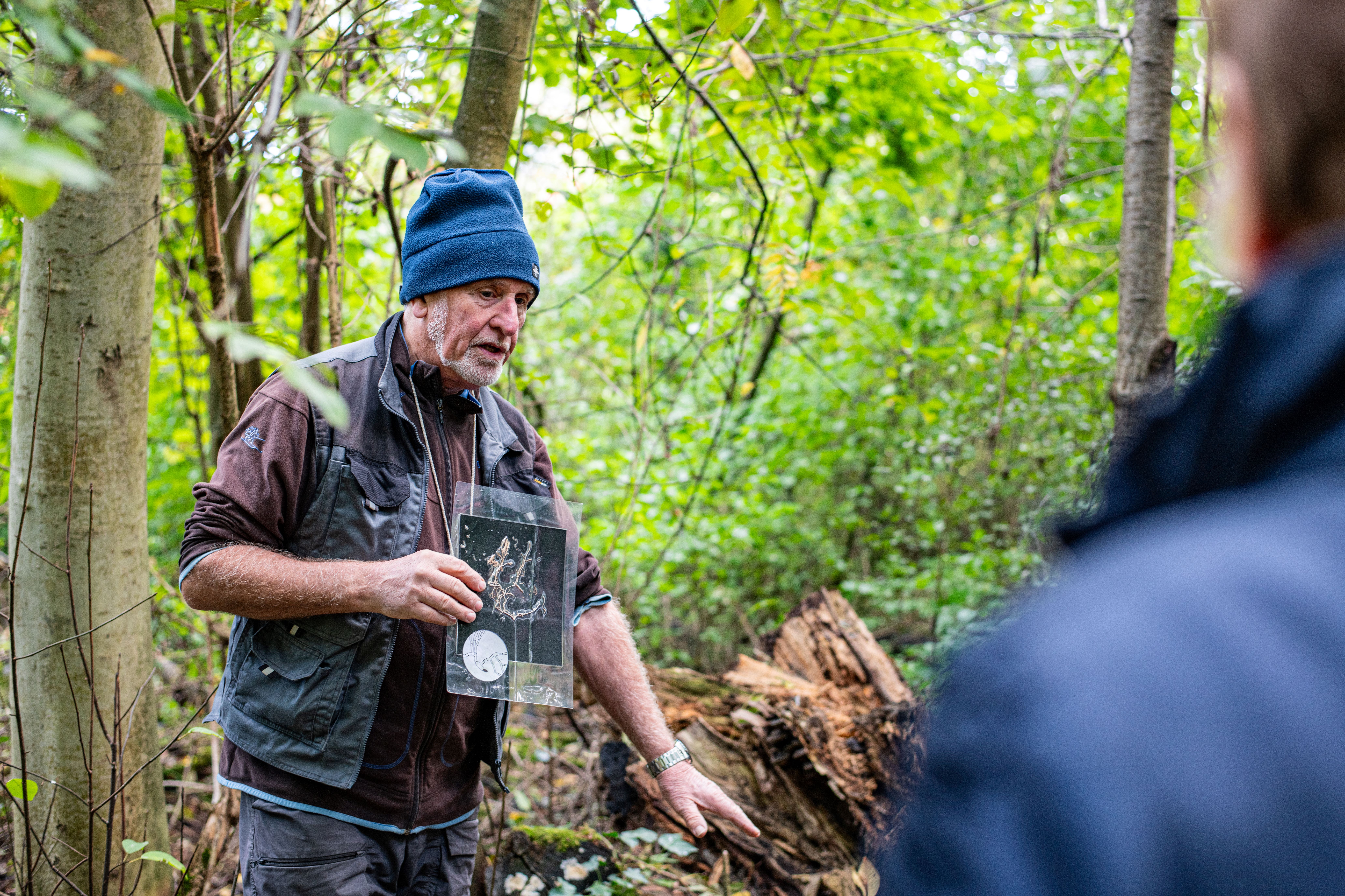 Gids Freddy geeft uitleg.