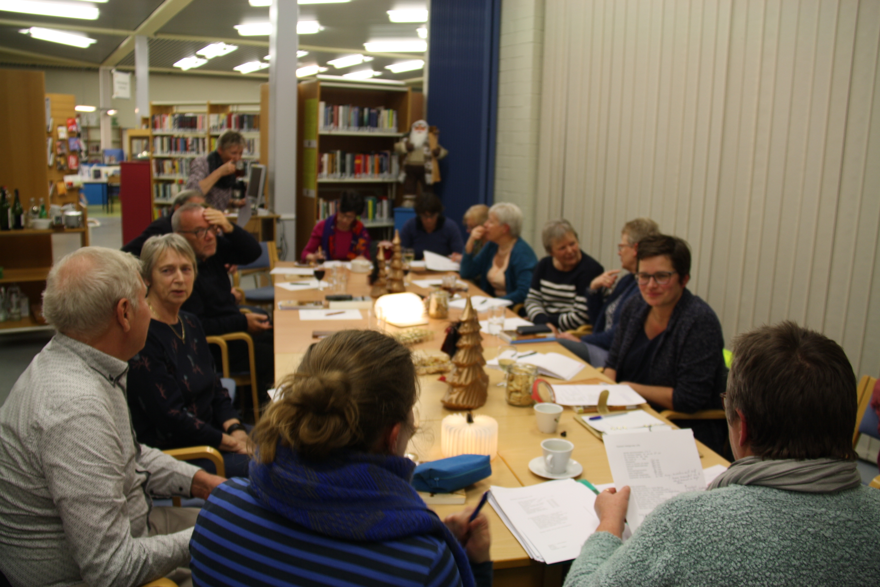 mensen aan een tafel