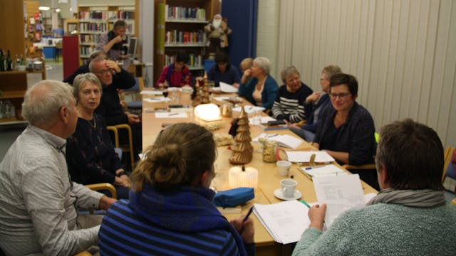 mensen aan een tafel