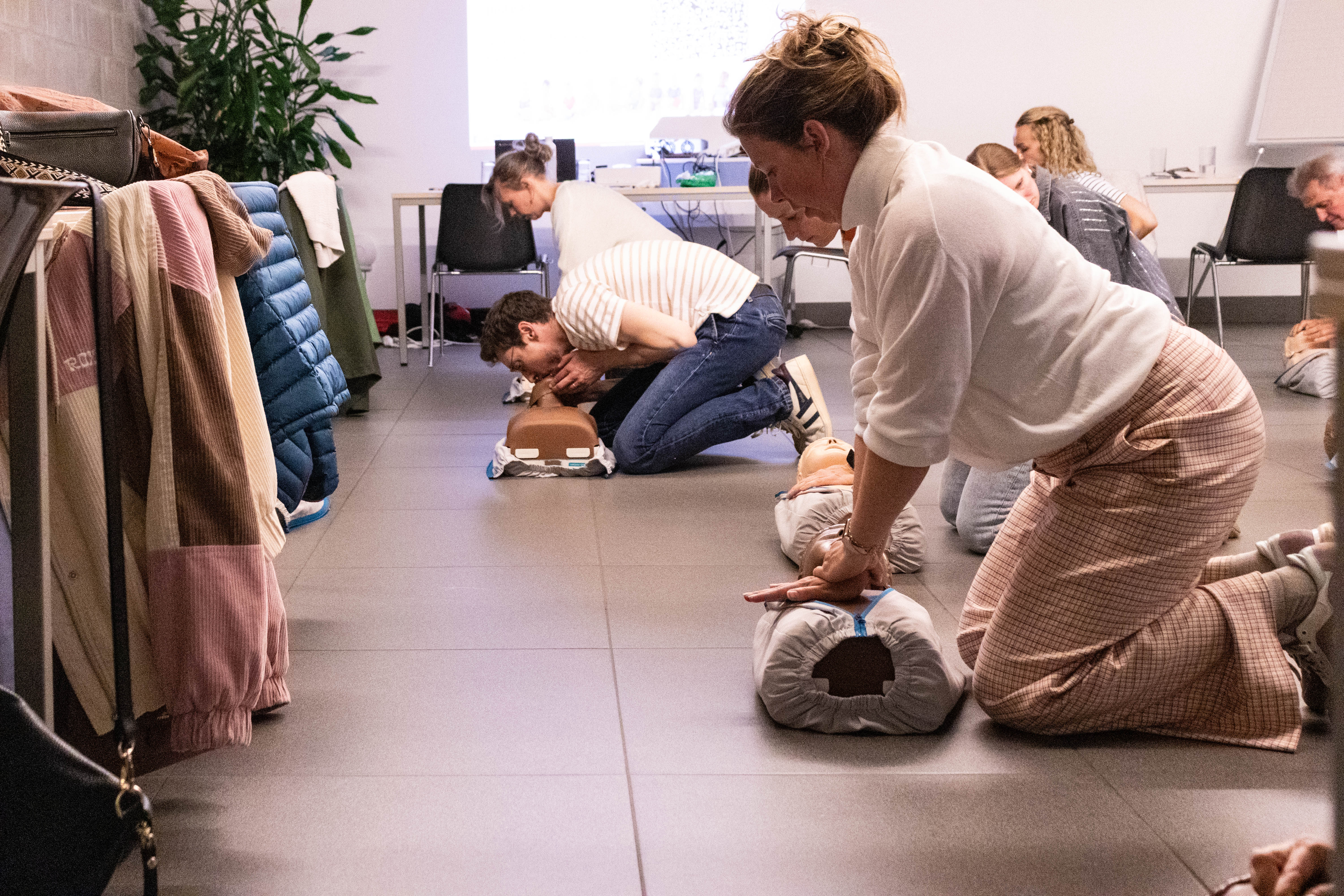 Cursus levensreddend handelen bij jonge kinderen, reanimatiepop van baby, hartmassage-oefening