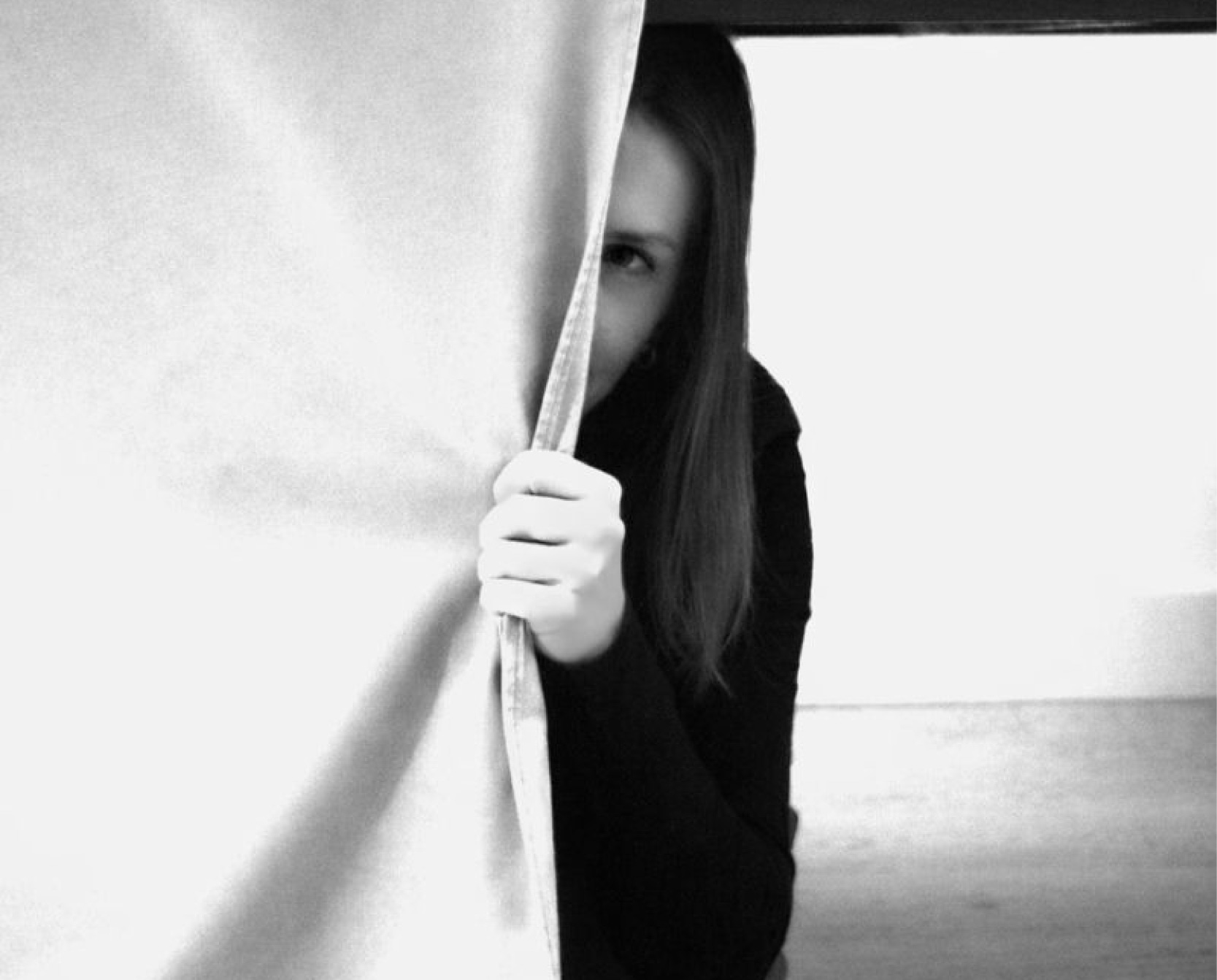 zwart wit foto vrouw half achter een grodijn