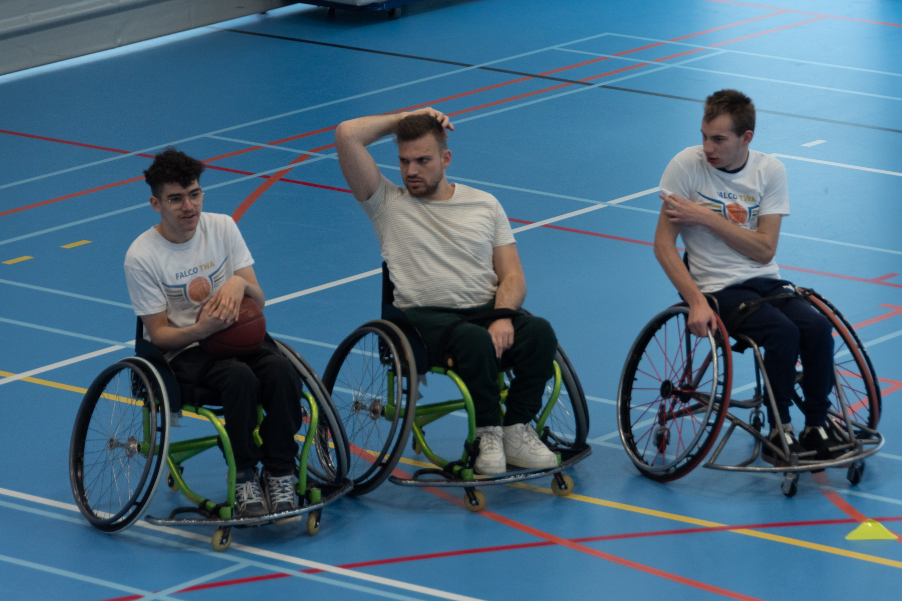 Rolstoelbasket is een gemengde sport voor personen met beperkingen maar ook voor valide sporters