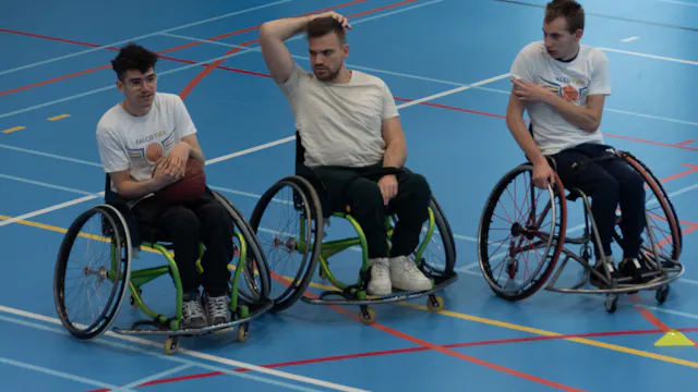 Rolstoelbasket is een gemengde sport voor personen met beperkingen maar ook voor valide sporters
