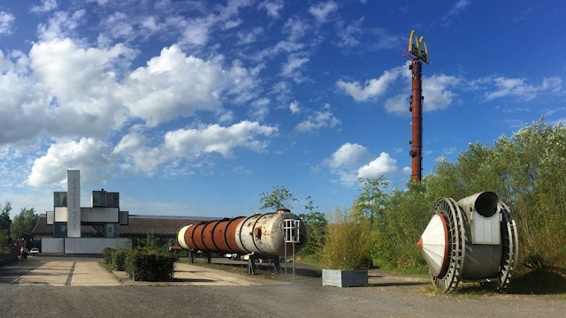 Entree van de Verbeke Foundation met werken van Jacobus Kloppenburg, Gust Romijn, Alan Sonfist, Anna Lange, Raphael Opstaele (Mass Moving) en nog veel meer binnen- en buitenkunst.