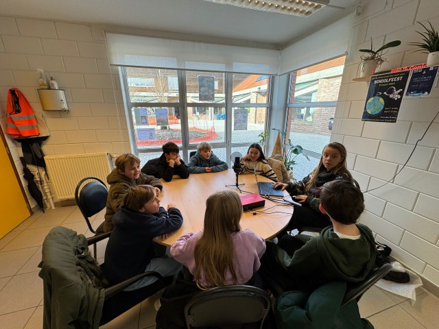 SASHA IN GESPREK MET KINDEREN UIT EKE