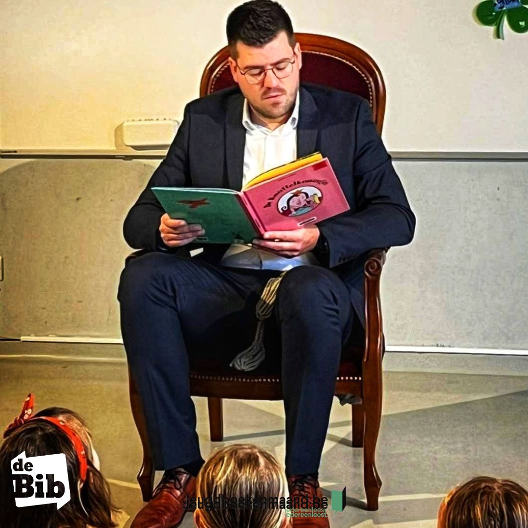 Voorleesmoment 'De burgemeester leest voor'.