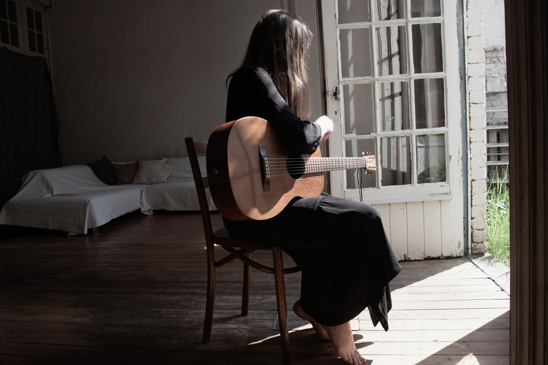 Neeka in première met 'Beyond Blue'