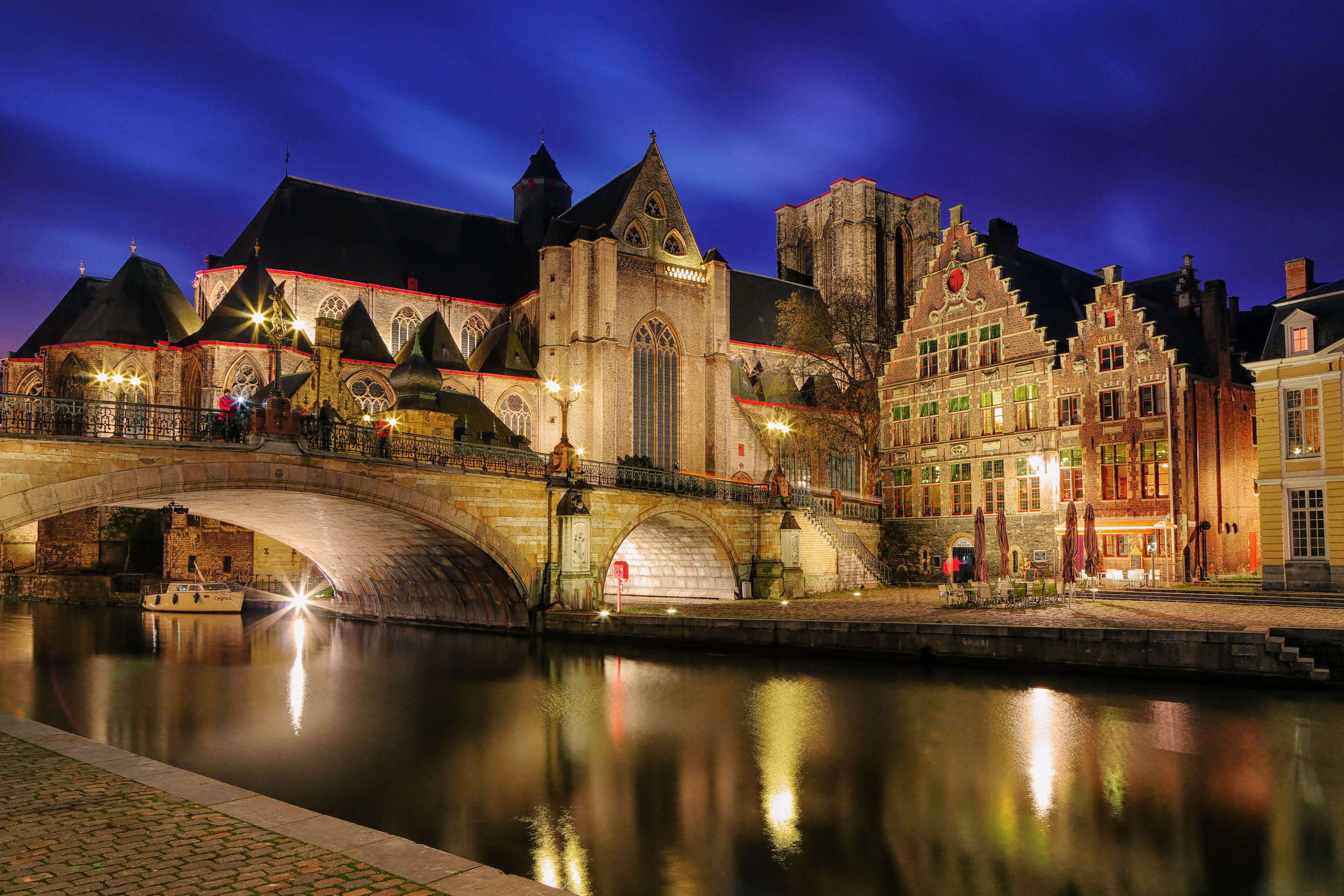 Hostel Uppelink by night.