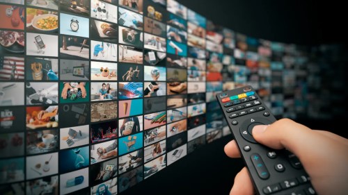 Hand zapt tussen streamingsites