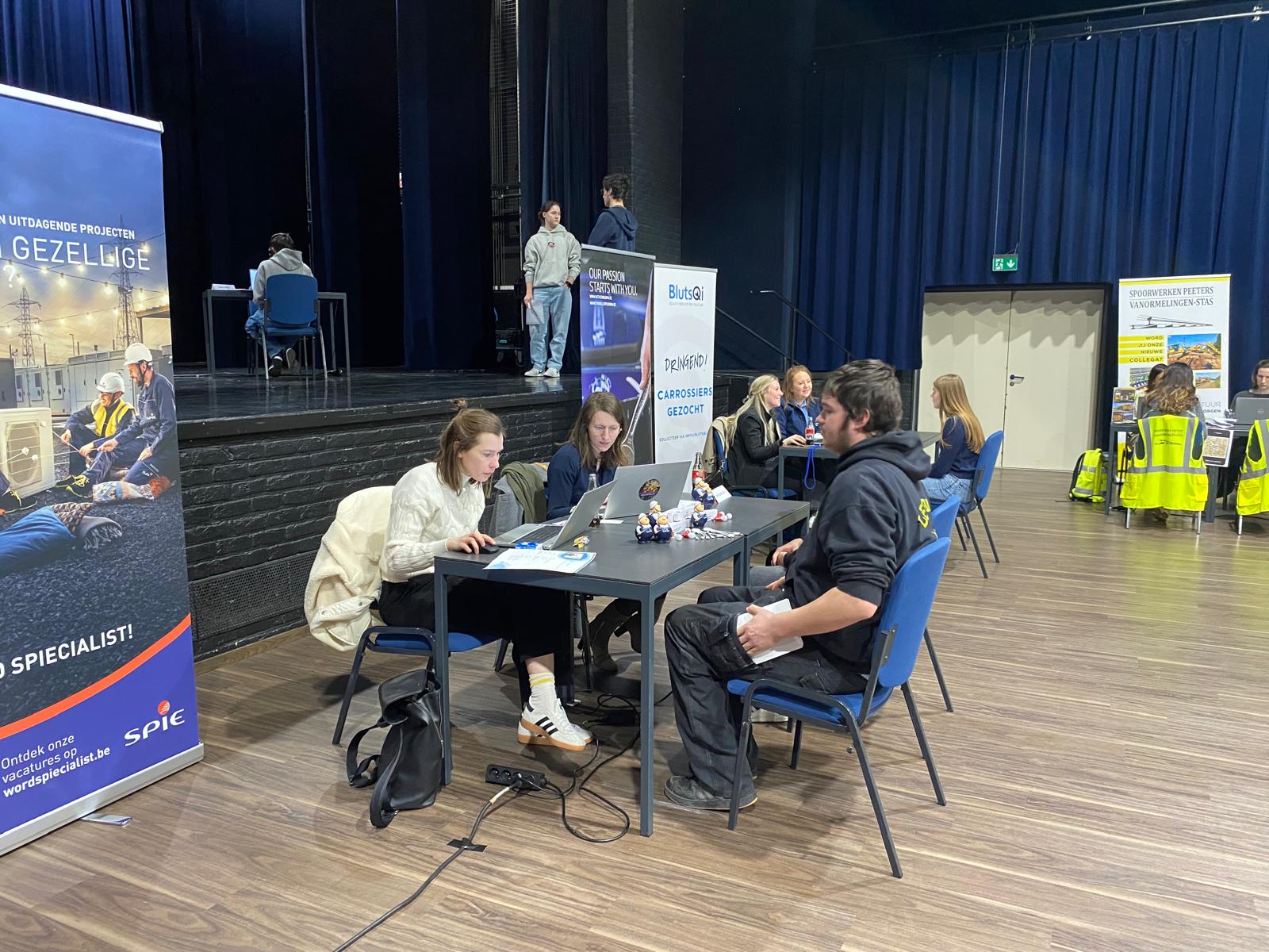 De verschillende bedrijven met hun eigen stands, staan te popelen om de leerlingen te ontvangen! 