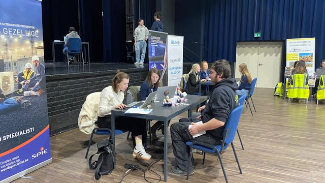 De verschillende bedrijven met hun eigen stands, staan te popelen om de leerlingen te ontvangen!