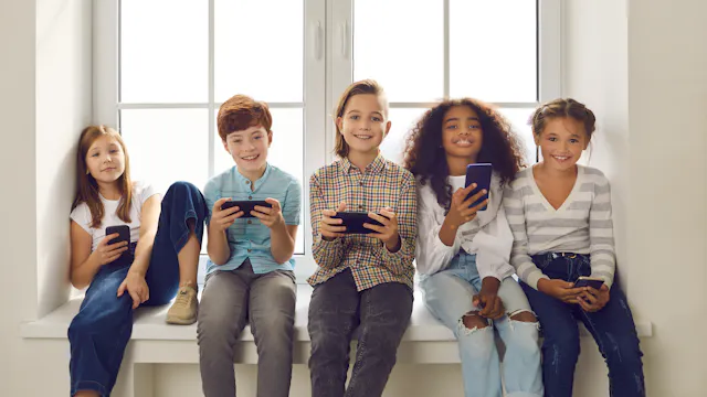 Groepje tieners met smartphone