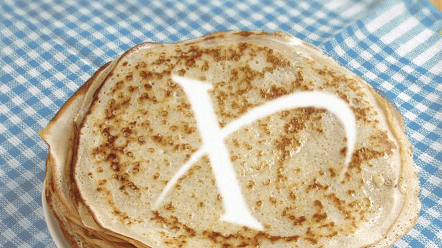 stapel pannenkoeken met logo de Xaverianen in bloemsuiker