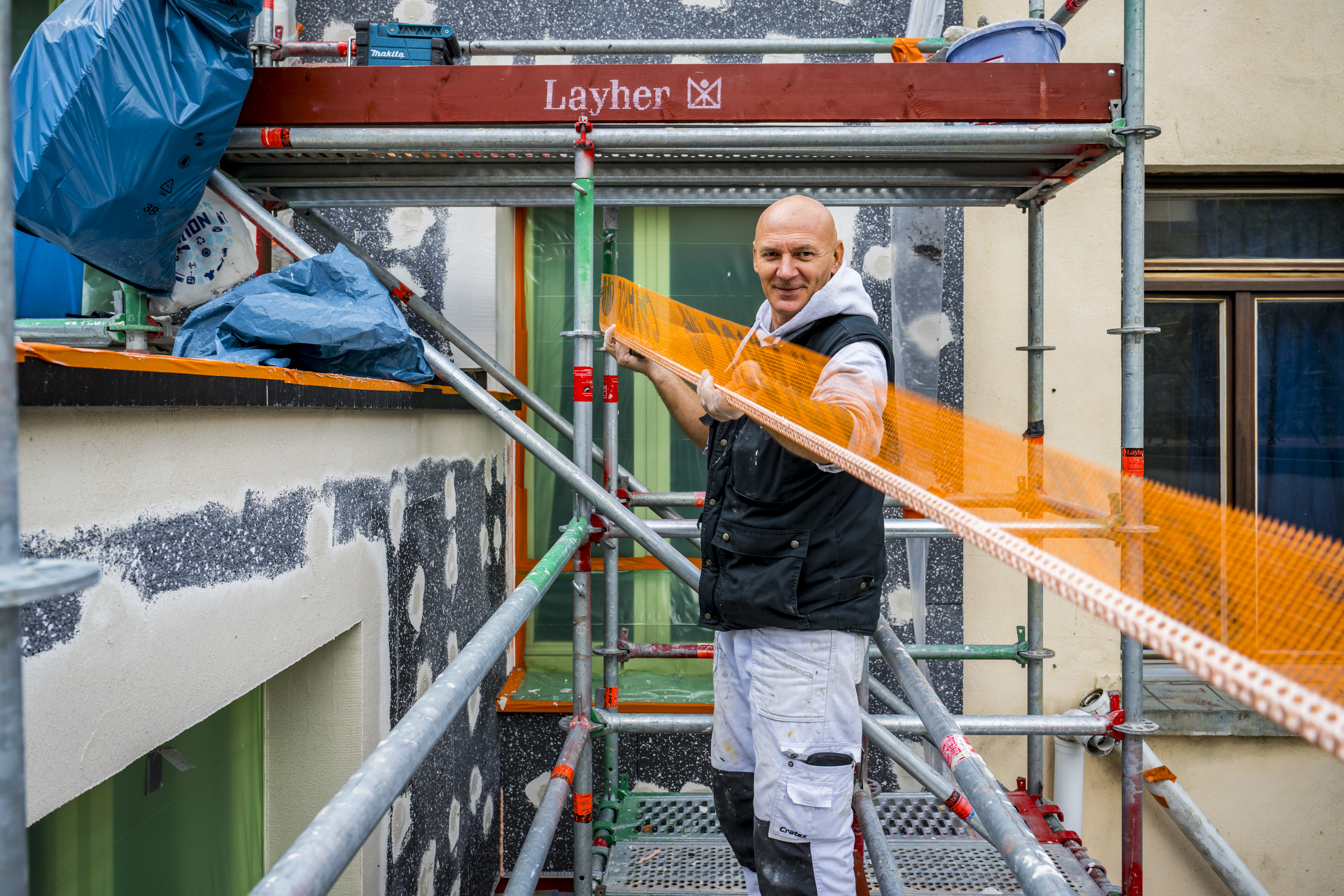 Man isoleert een muur.