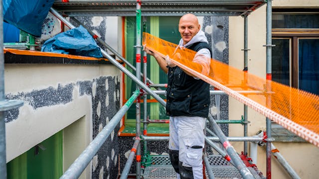 Man isoleert een muur.