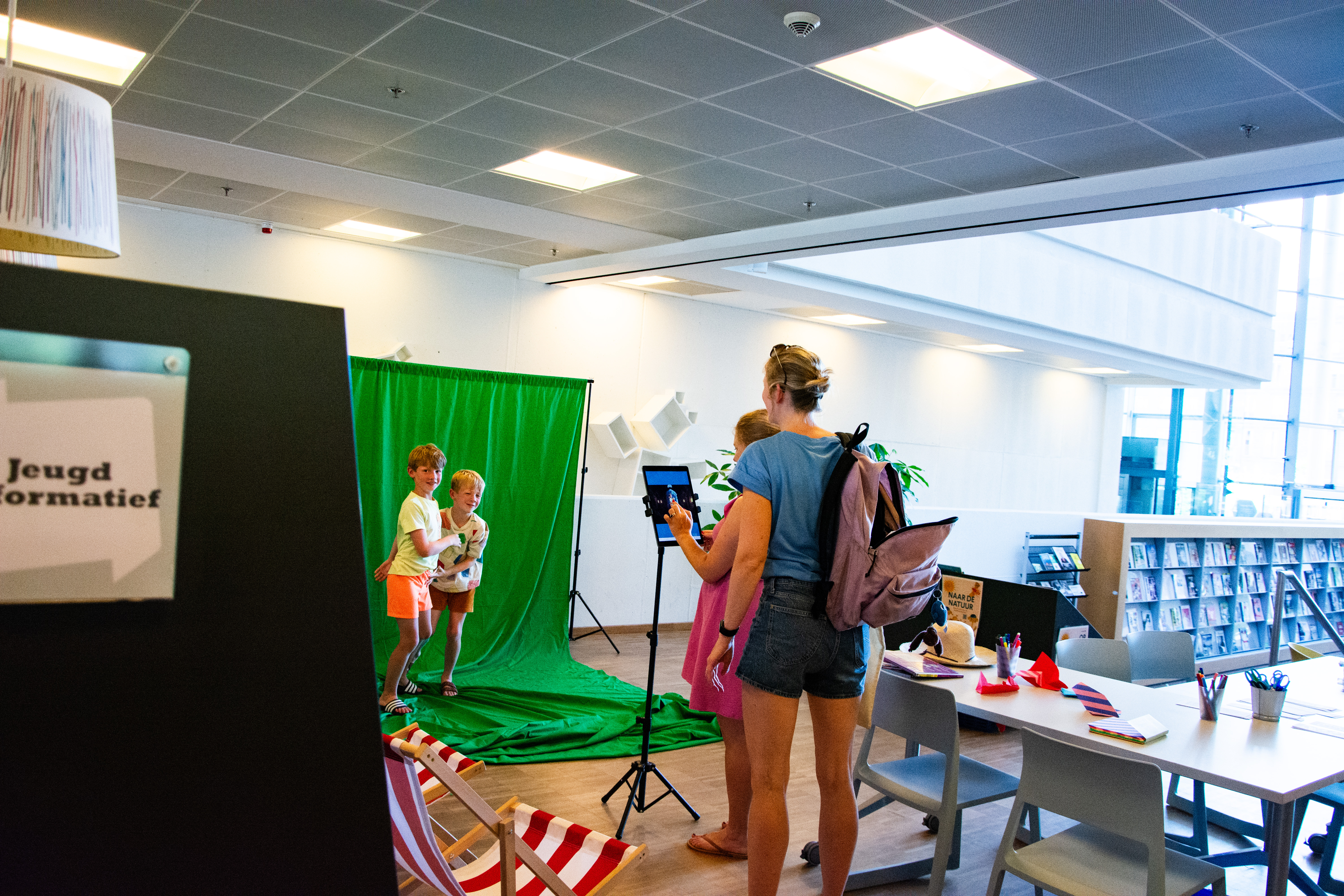 Kinderen staan klaar voor Foto's met het green screen