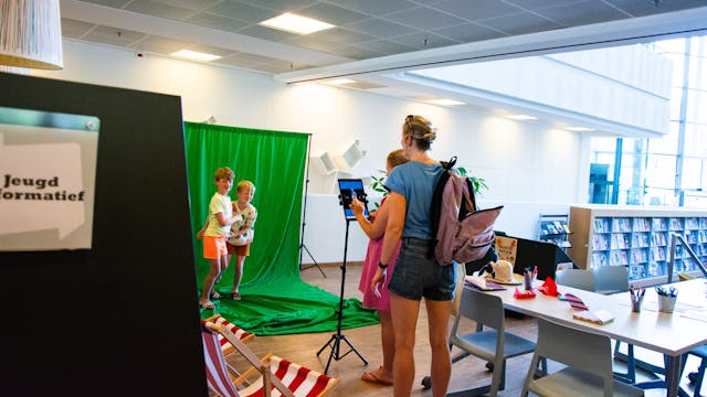 Kinderen staan klaar voor Foto's met het green screen