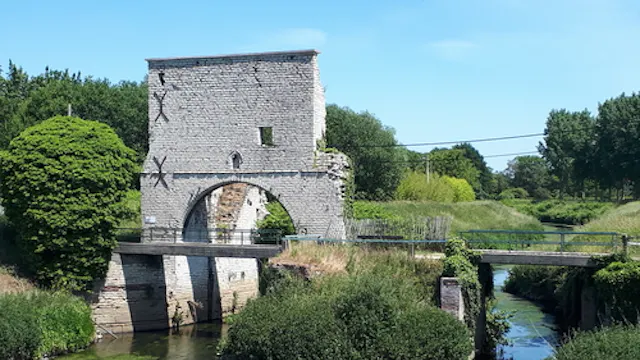 De sluistoren op de Zenne nabij het Steen
