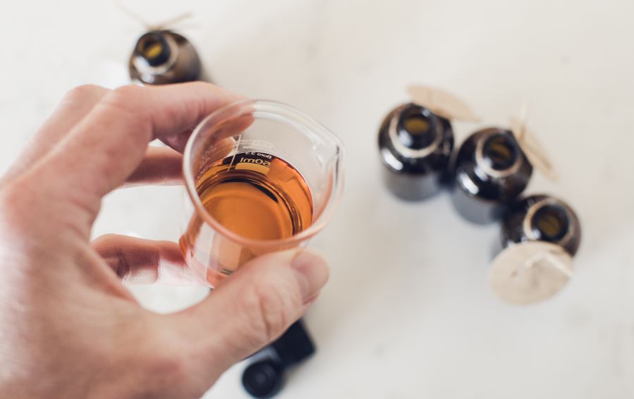 kleine flesjes aroma's om natuurlijk parfum mee te maken