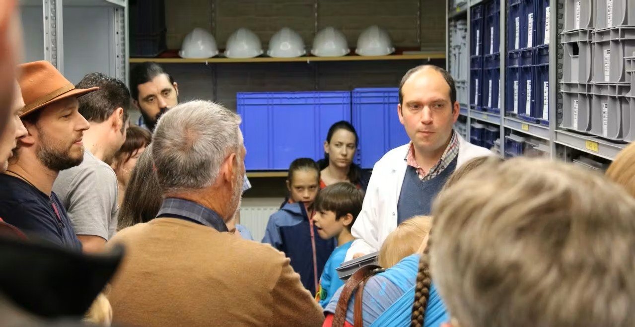 Bezoekers tijdens een rondleiding in het depot