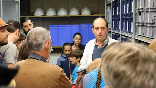 Bezoekers tijdens een rondleiding in het depot