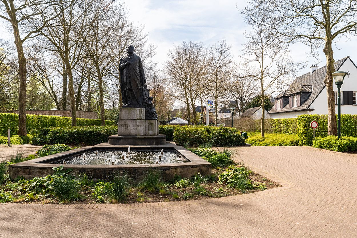 Standbeeld Peter Benoit