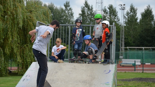 Foto van kinderen op een skatepark.