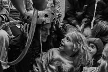 Zwart Wit afbeelding van kinderen en een volwassene.