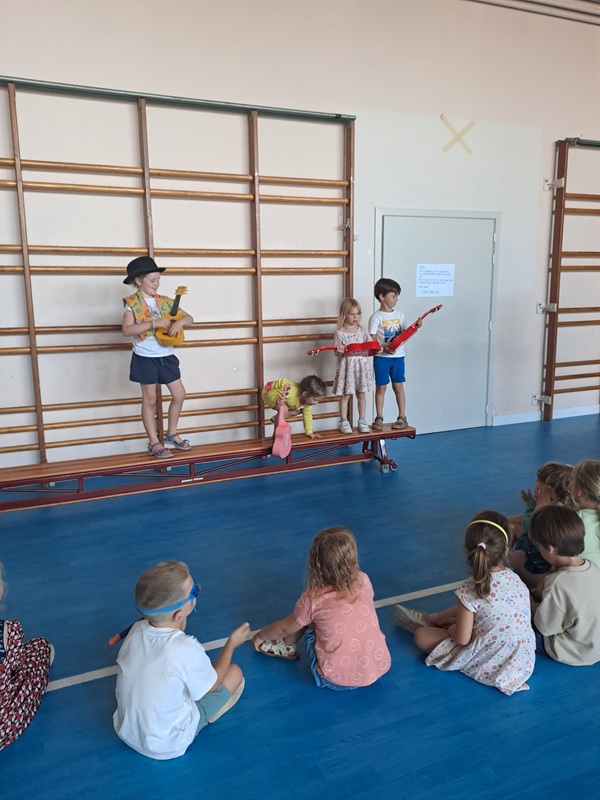 LAAT DE MUZIEK MAAR KLINKEN! TIJDENS DIT KAMP MAKEN WE SAMEN HET LEUKSTE ORKEST VAN DE VAKANTIE. WE TROMMELEN, TOETEREN, TIKKEN EN ZINGEN EROP LOS. VAN ZELF INSTRUMENTEN KNUTSELEN TOT EEN SPETTEREND OPTREDEN OP HET EINDE … MUZIEK ZIT IN ALLES WAT WE DOEN! KOM MEE LAWAAI MAKEN, DANSEN EN GENIETEN VAN EEN WEEK VOL KLANK. 
