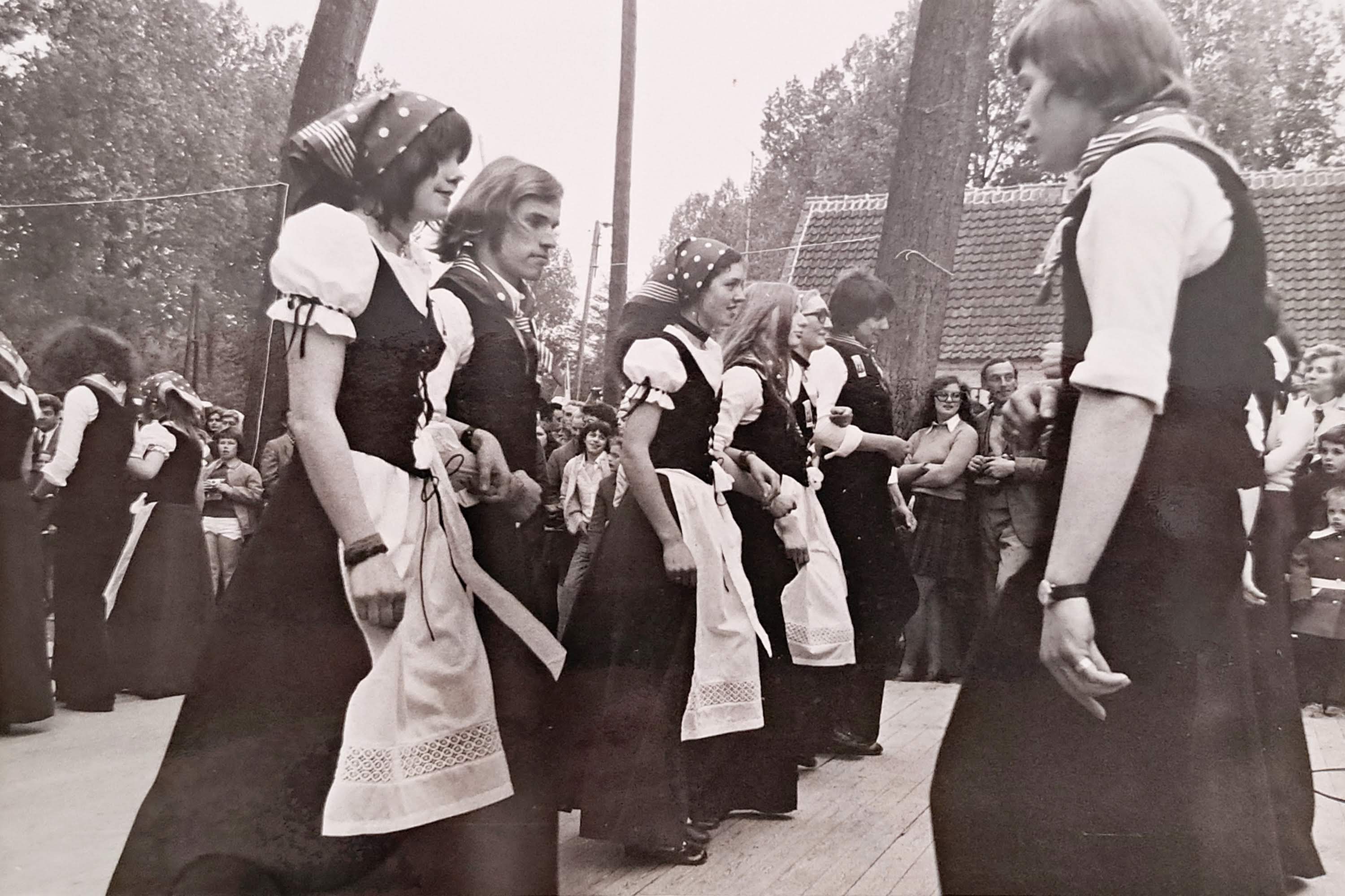 'Beentje buiten' 1974: optreden volksdansgroep Die Sualme
