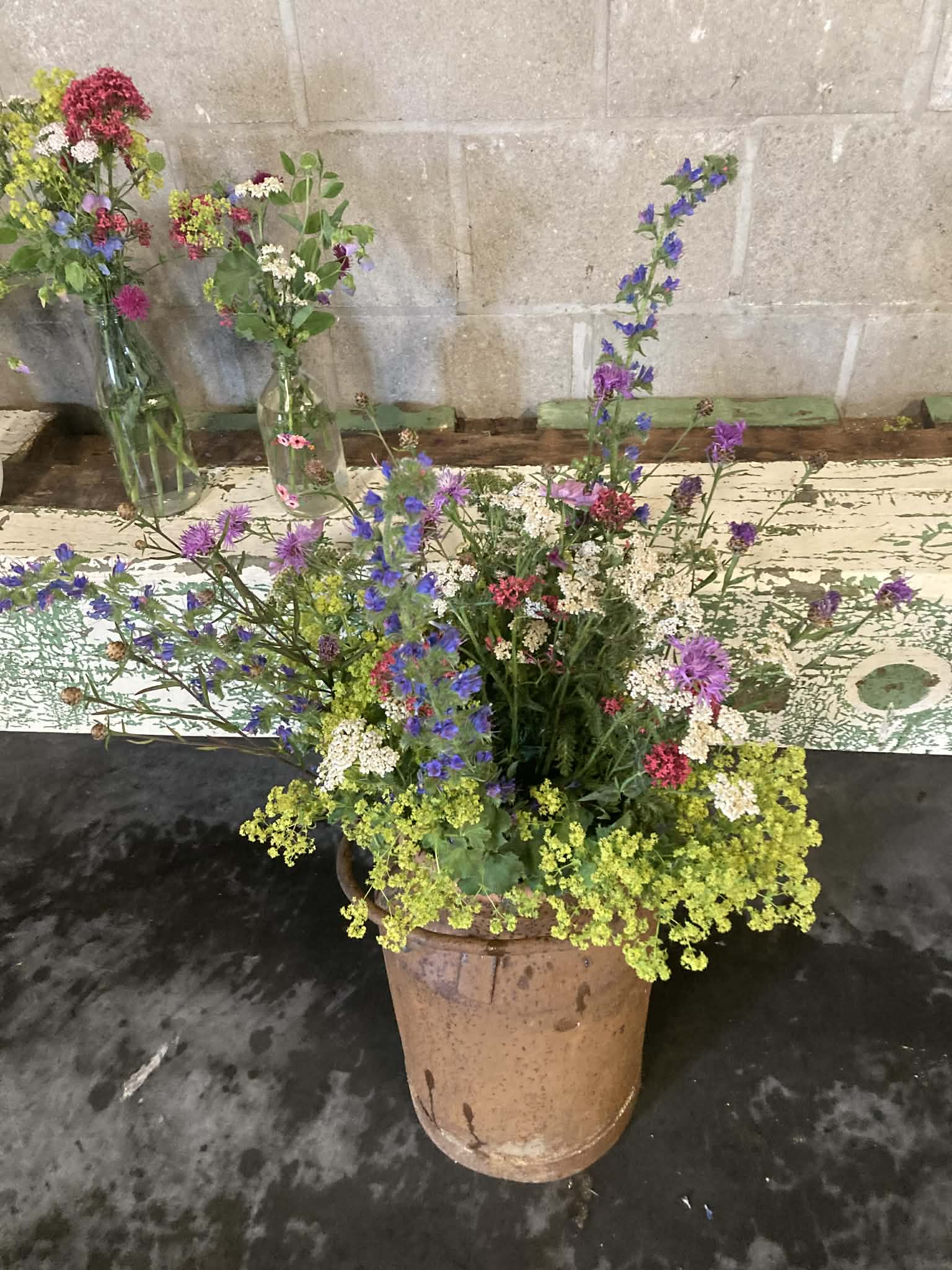 zelf je bloemen kiezen om een veldboeket samen te stellen