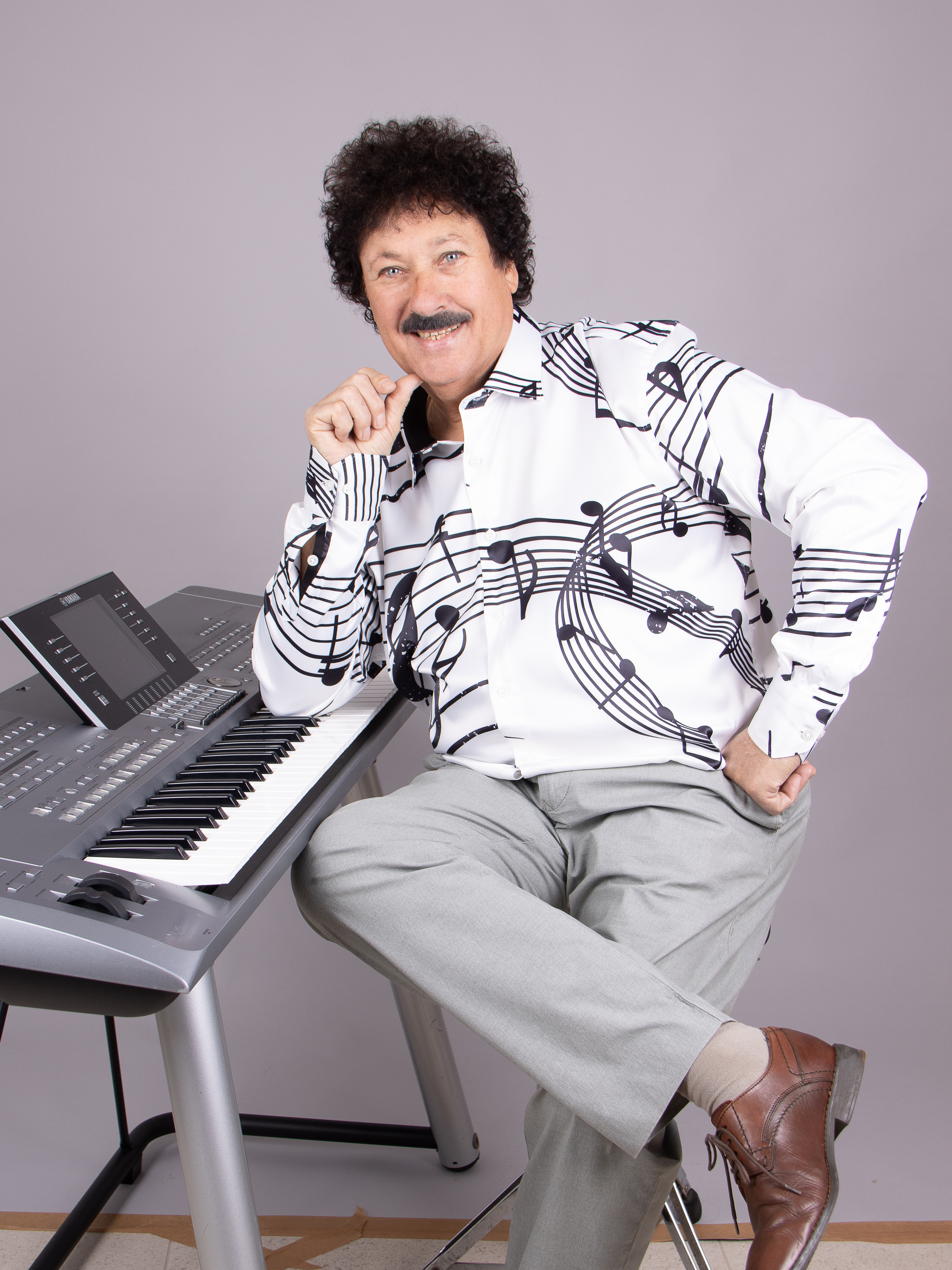 Johnny Clarisse leunt op keyboard