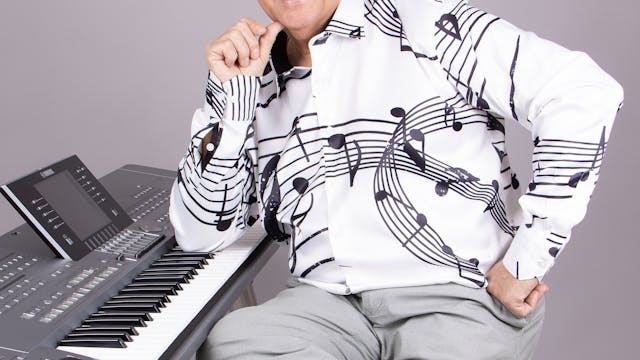 Johnny Clarisse leunt op keyboard