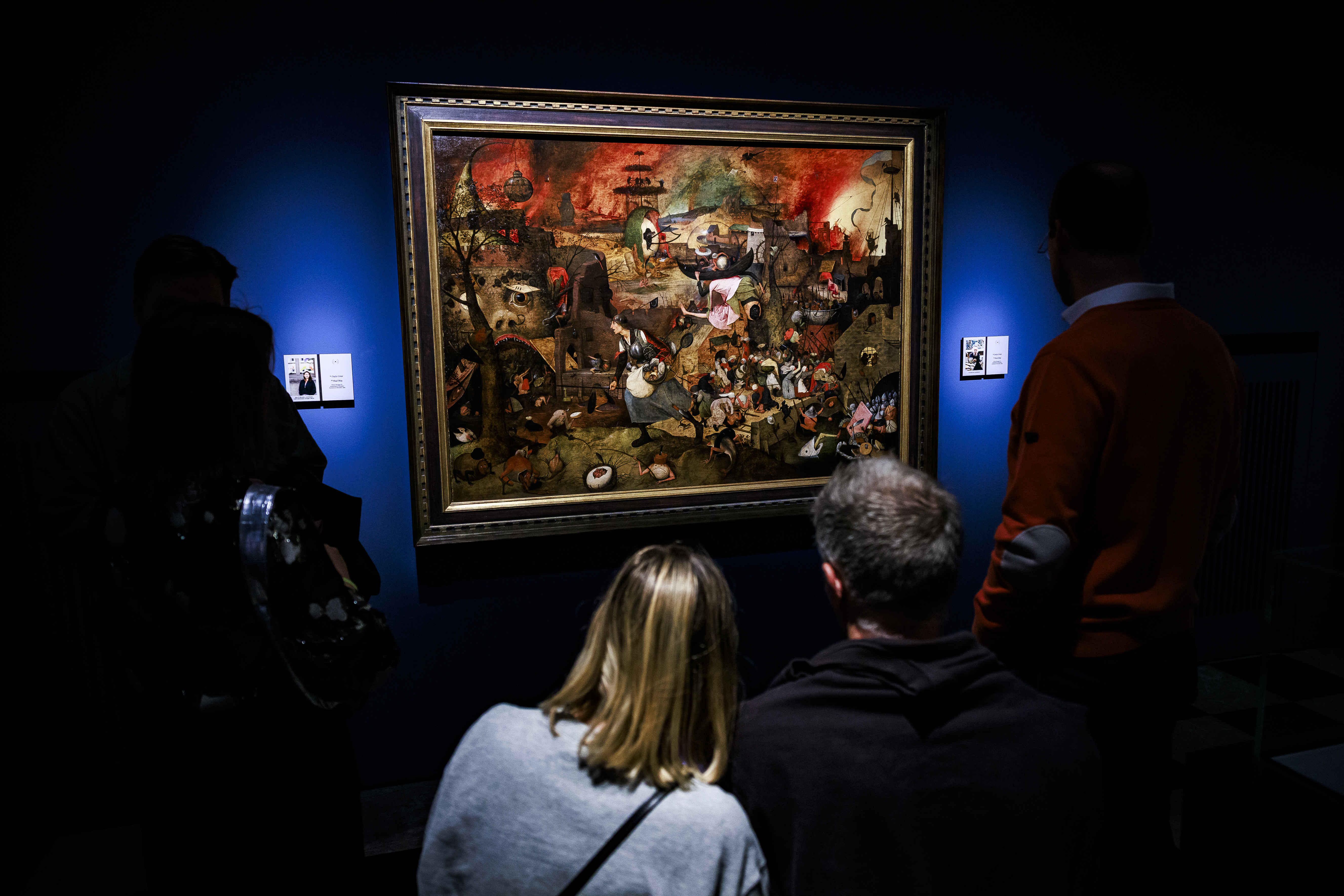 Enkele mensen kijken naar het schilderij 'Dulle Griet'