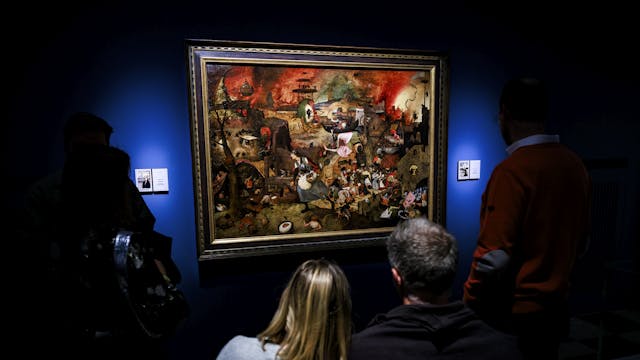 Enkele mensen kijken naar het schilderij 'Dulle Griet'