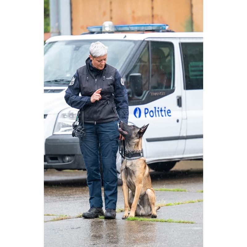 LEEN EN POLITIEHOND