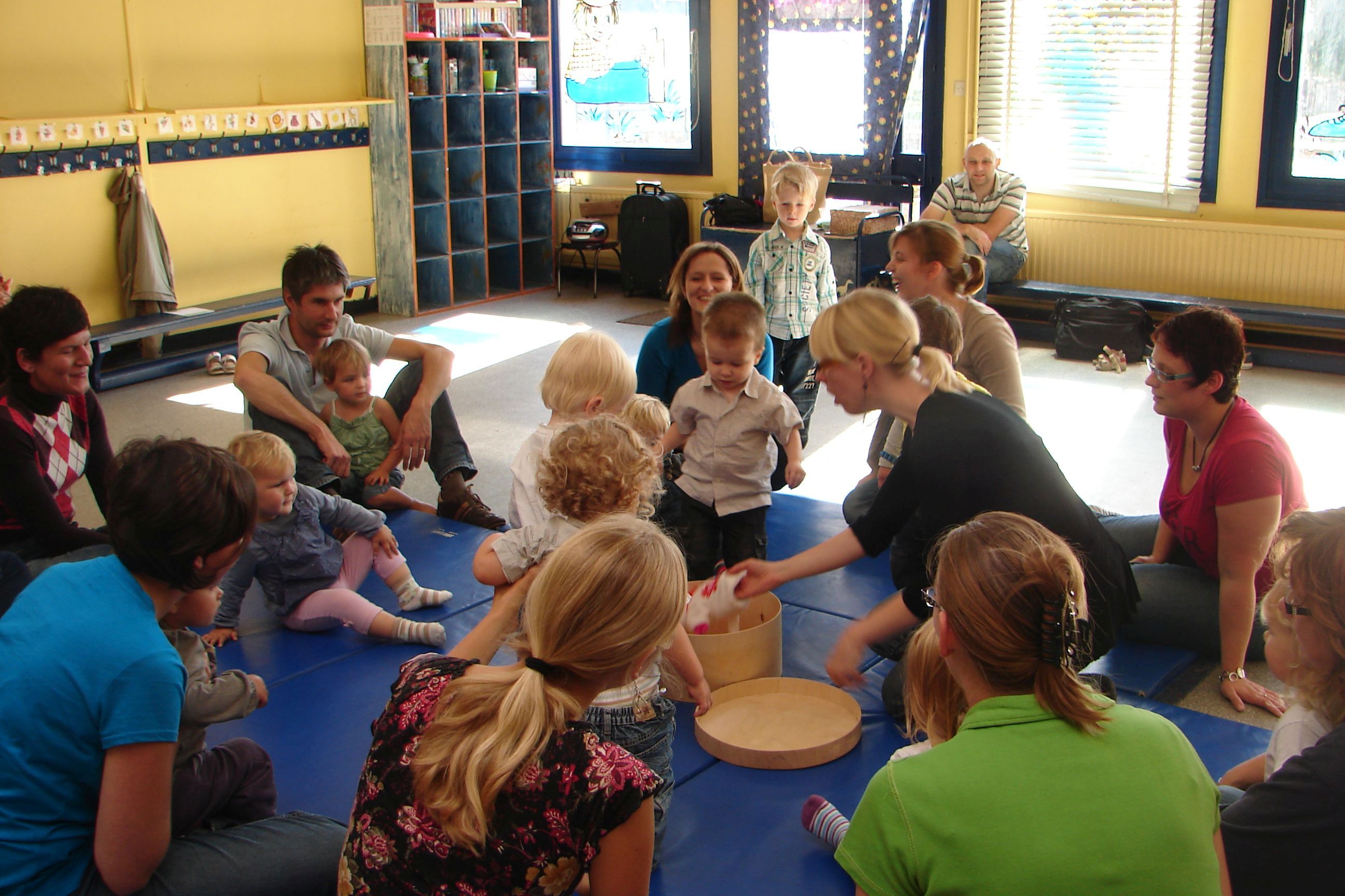 Volwassenen met kinderen in een kring