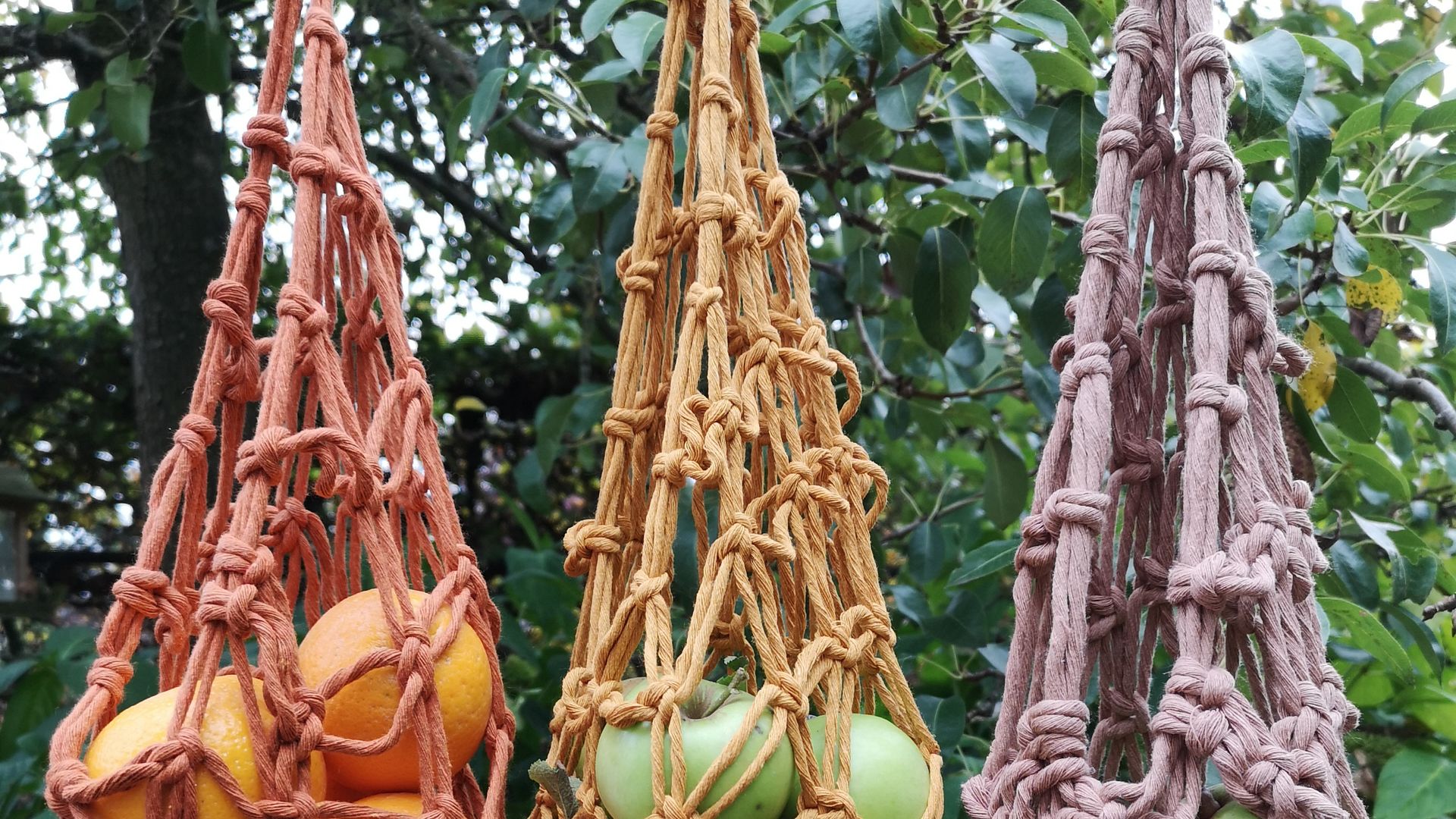 Ecohanger van macramé (volzet) - Eef Michiels