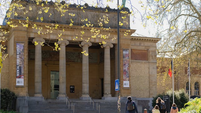 Een jonge familie wandelt het museum binnen.