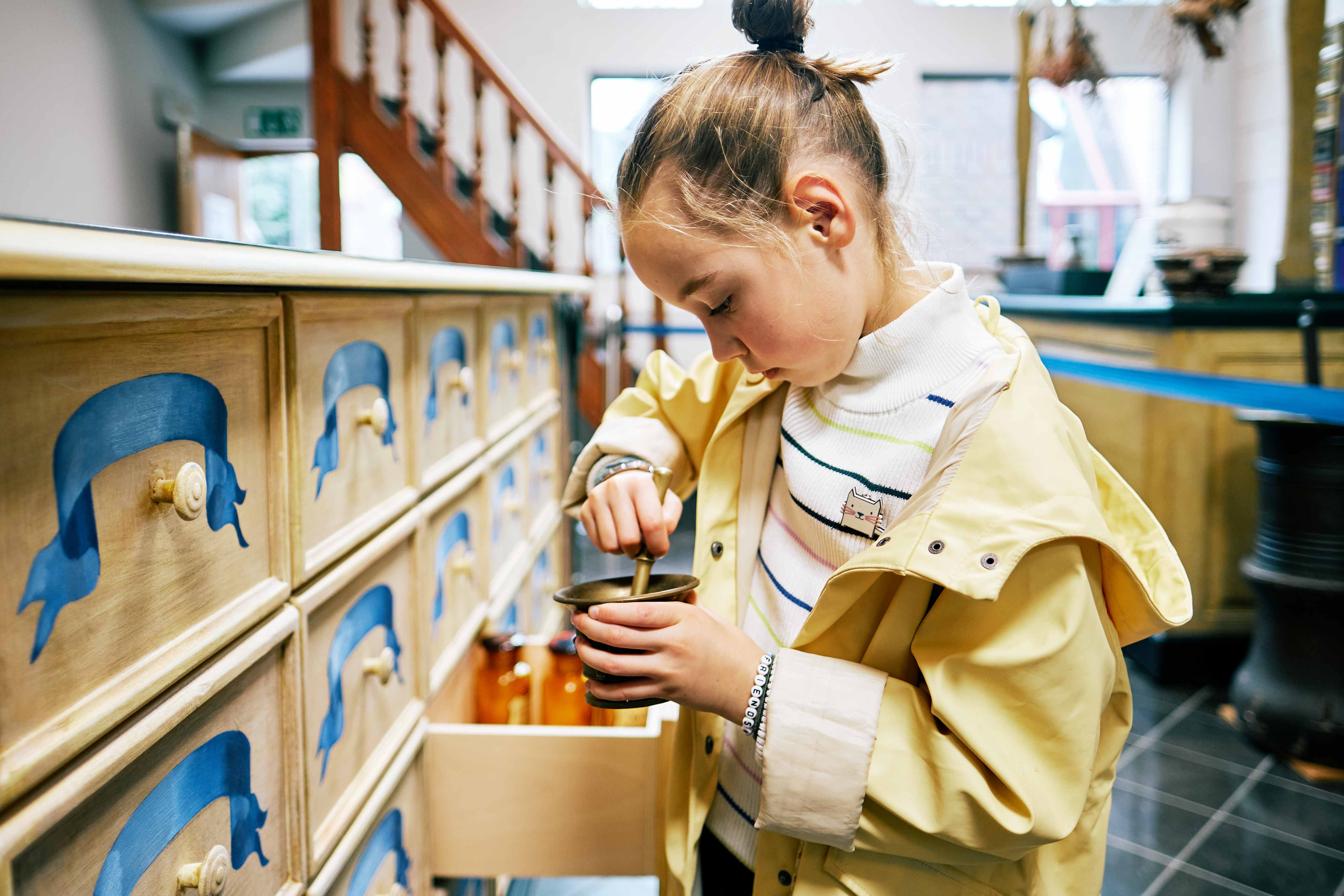 Steek je handen uit de mouwen en leer alles over het vakmanschap van de oude apotheker.