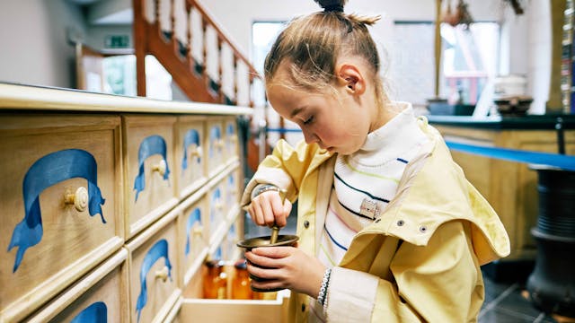 Steek je handen uit de mouwen en leer alles over het vakmanschap van de oude apotheker.