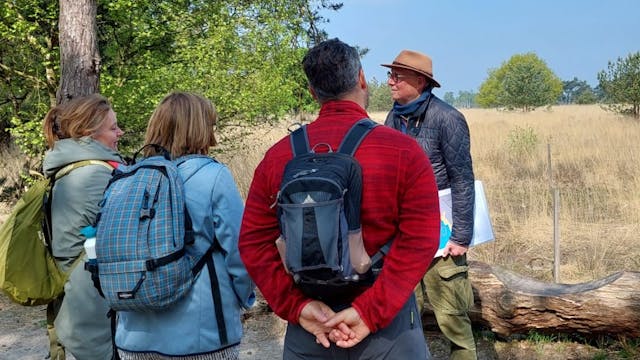 Unesco Gids Daniel Frickel geeft uitleg in de Kalmthoutse heide