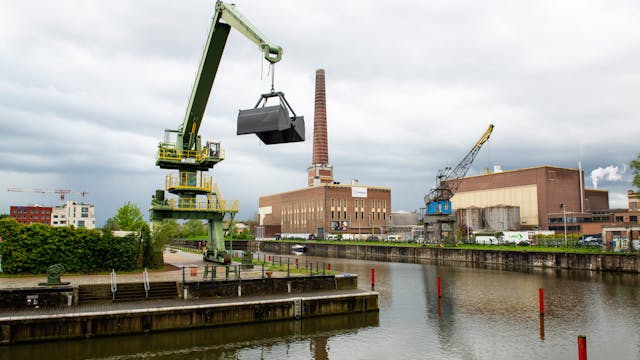 Havenkranen en fabrieksschouwen