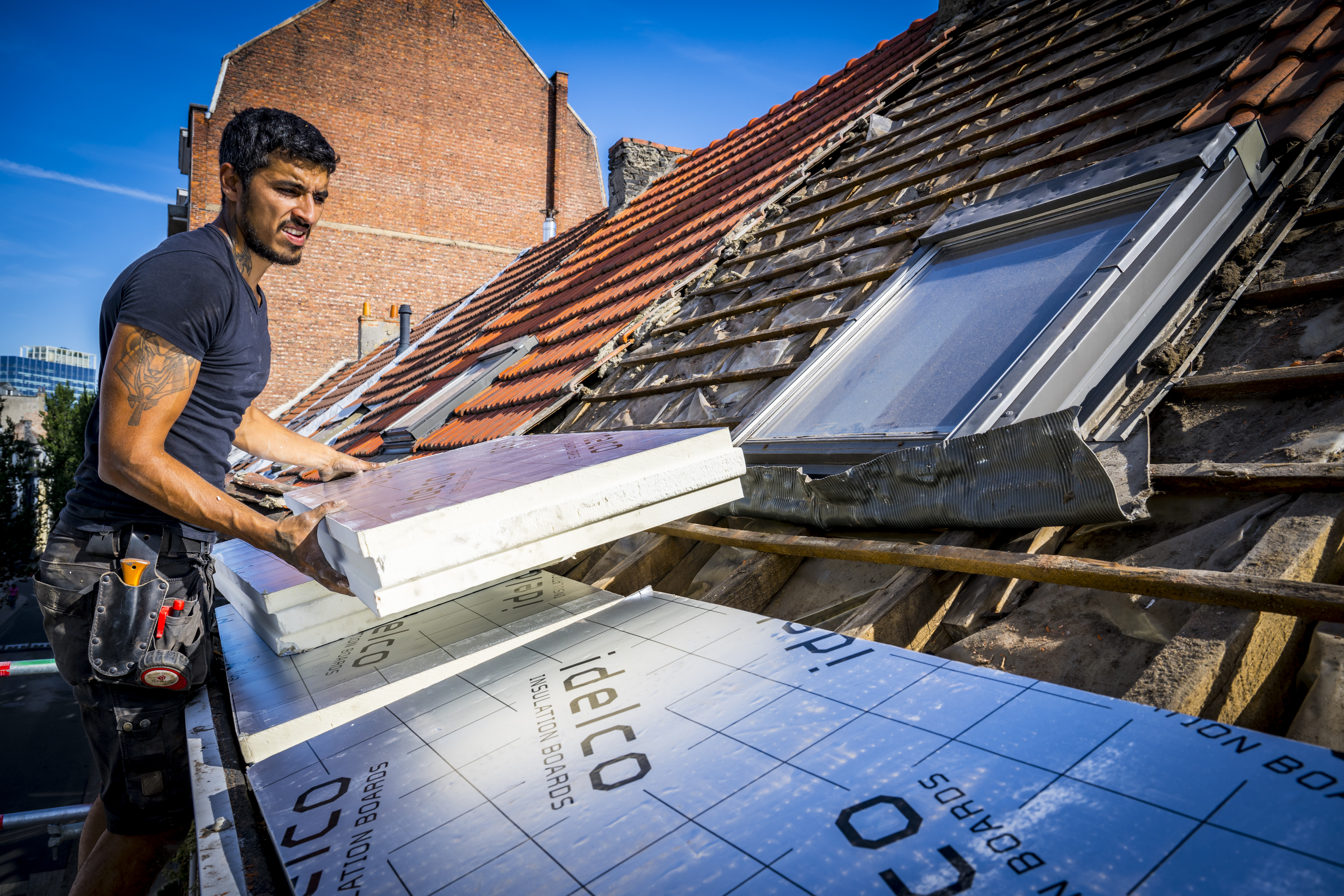 Man plaatst dakisolatie.